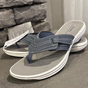 Clarks Cloudsteppers Cushion soft,shock absorbing,lightweight,grippy sandals